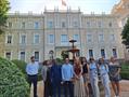 Imagen de los asistentes en el jardín del Palacio de Fontalba (FGE)